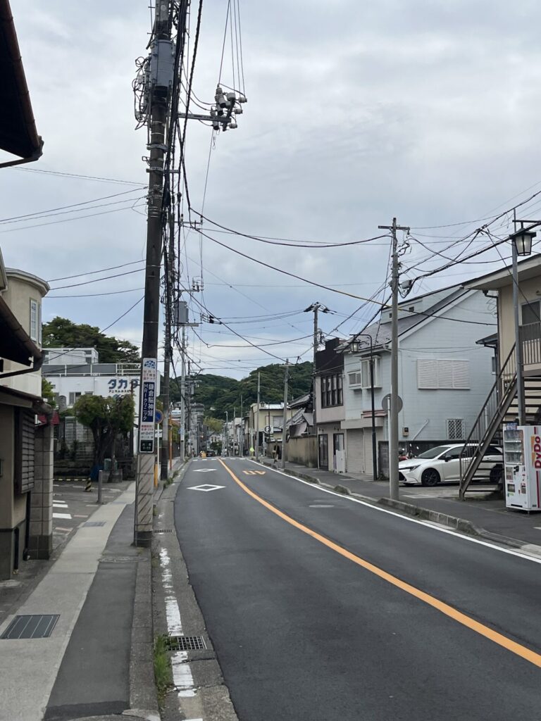 【鎌倉】名越切通しと神秘のやぐら群、そして老舗「橘」の味覚を辿る旅