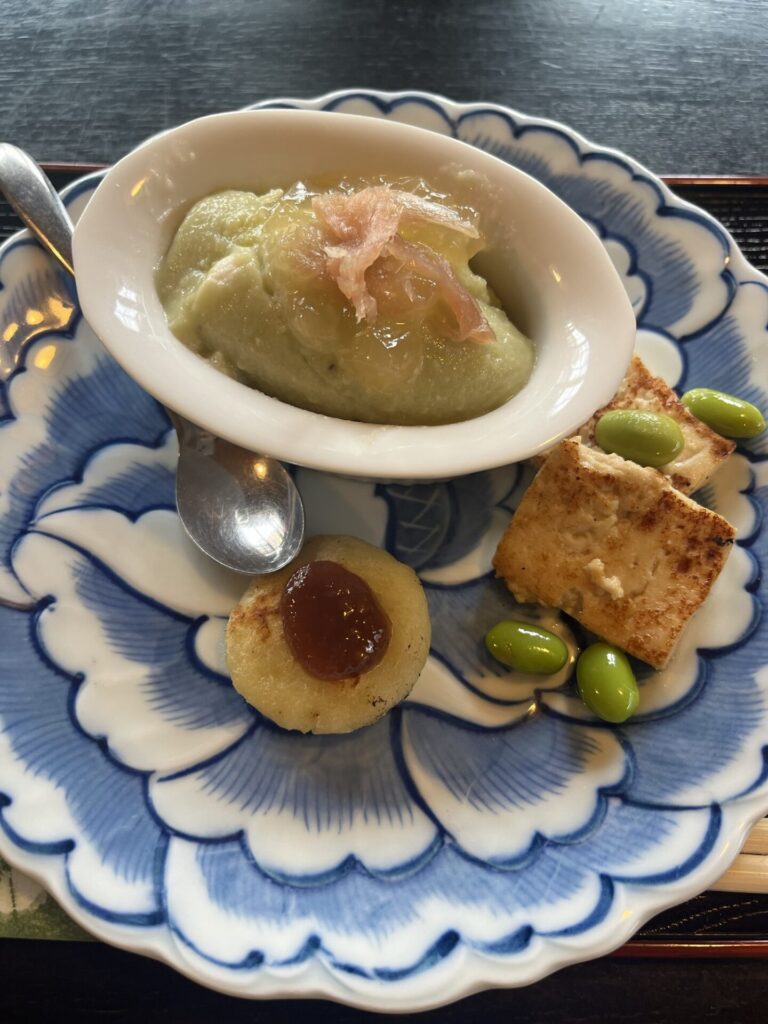 【鎌倉】名越切通しと神秘のやぐら群、そして老舗「橘」の味覚を辿る旅