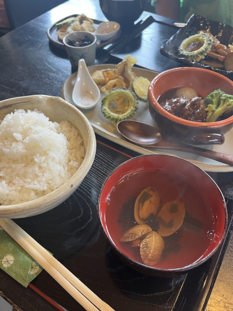 【鎌倉】名越切通しと神秘のやぐら群、そして老舗「橘」の味覚を辿る旅